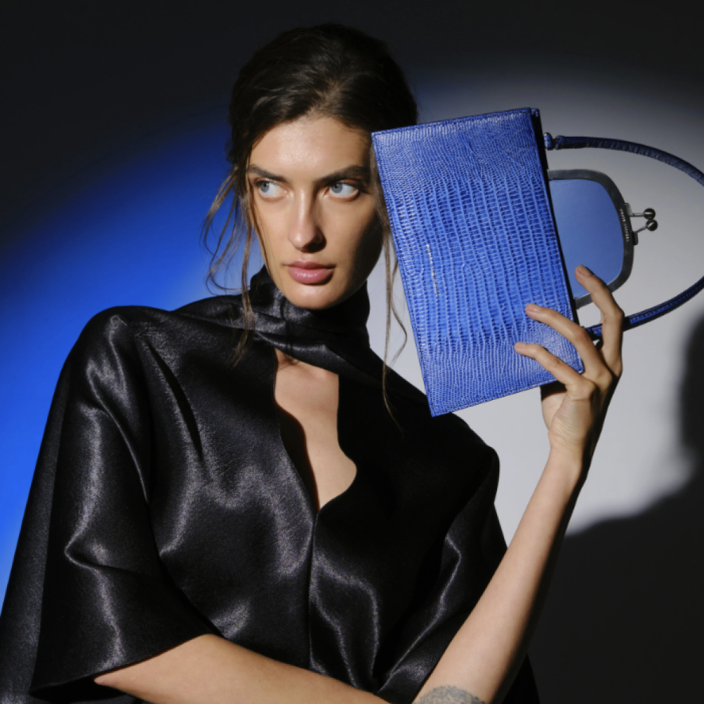 خاص ل"هي": مصممة الحقائب السعودية Dania Shinkar حين تصاغ الحقيبة كقطعة فكر وهوية