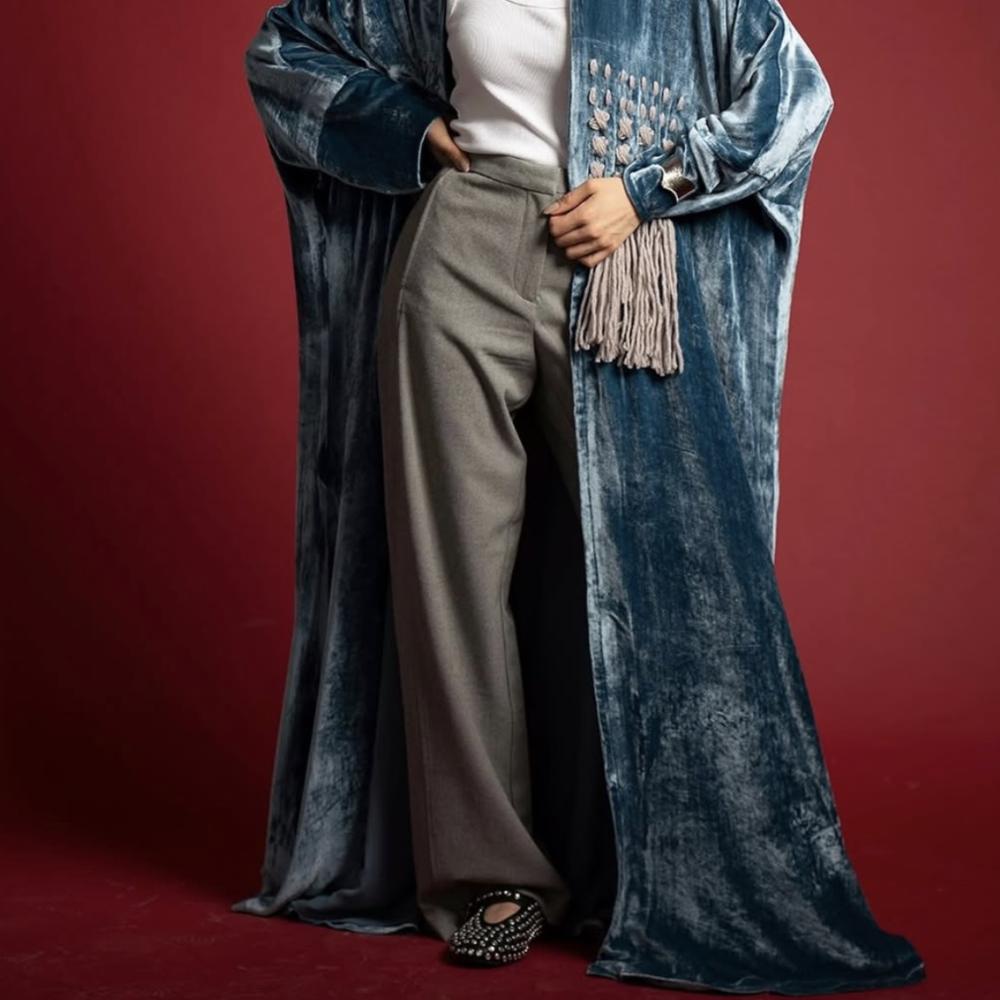 "هي"تختار: ٦ صيغ معاصرة لعباءات مخملية تواكب أناقة الشتاء