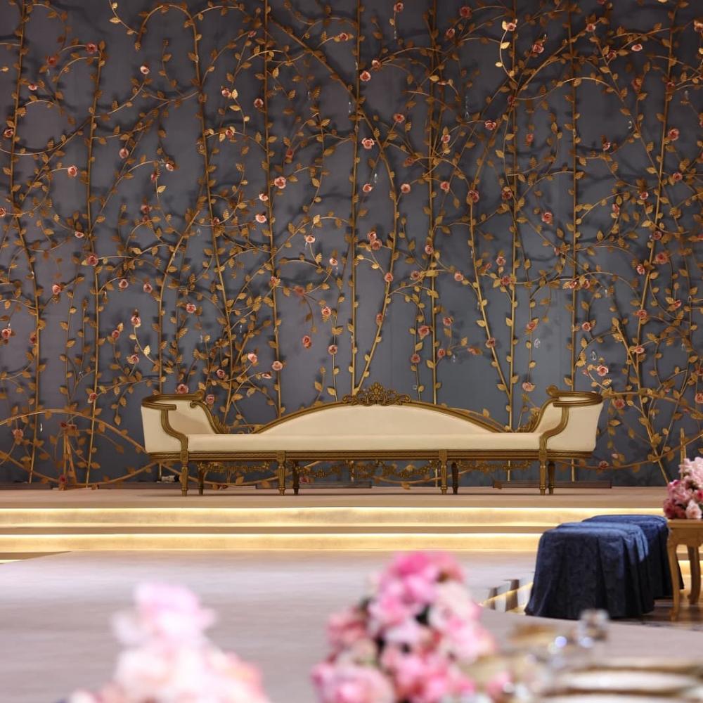 ديكور زفاف يظهر استخدام اللون الذهبي لخلفية الكوشة gulfcolours