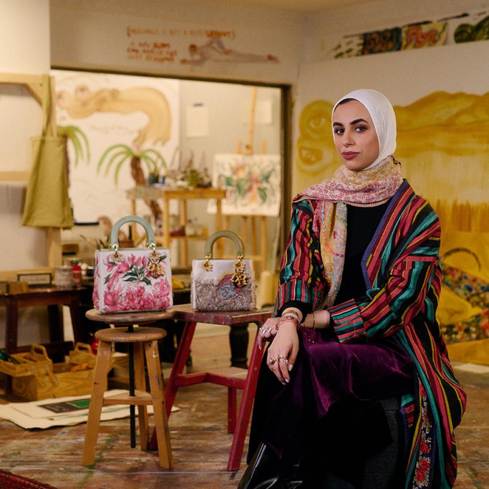 Dior Lady Art... عقد من الإبداع المتجدد واليمامة راشد تمنح الأيقونة صدى الكويت
