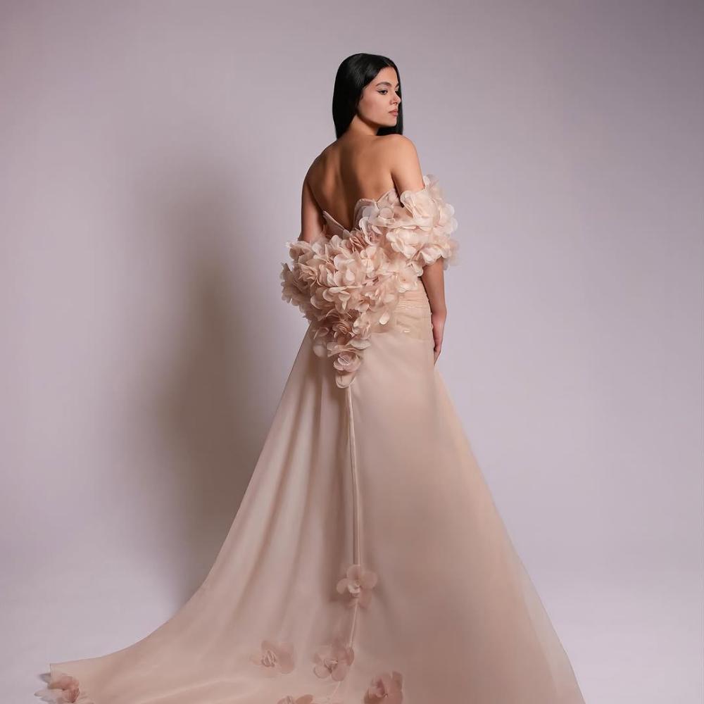 فساتيني تحاكي الأنوثة وتروي حكاية العروس