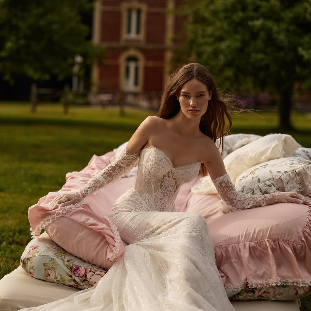 فستان زفاف مع قفازات فينتج من ميلا نوفا