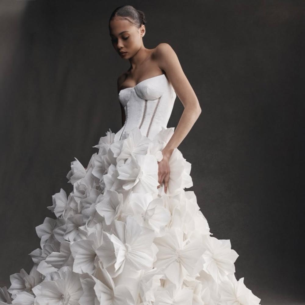 فستان زفاف مطرز بالورود من ICONIC BRIDE