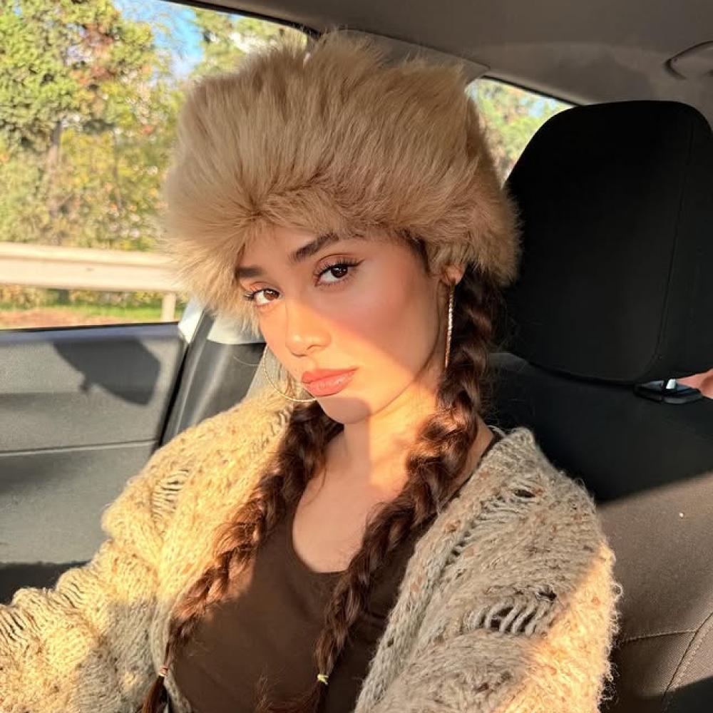 استلهمي إطلالاتك الجمالية الشتوية من وحي النجمة التركية جيزيم سيفيم