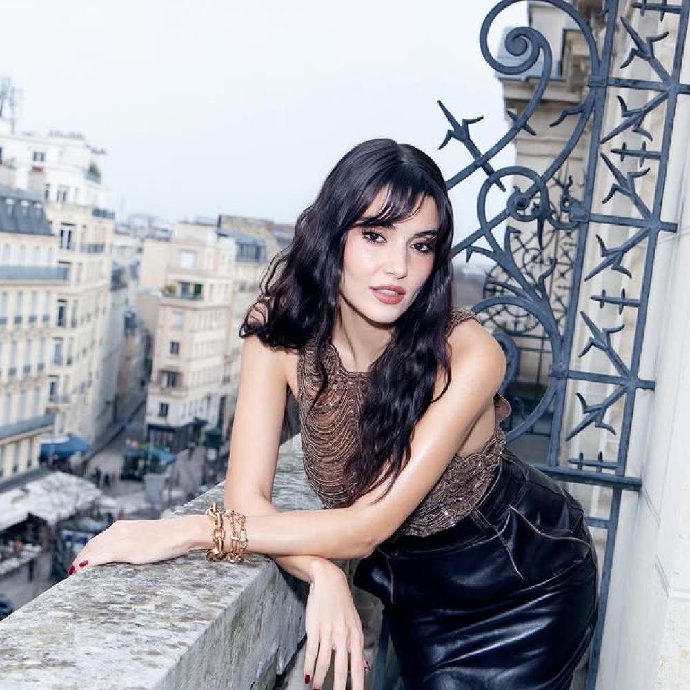 من إيلي صعب إلى Schiaparelli: إطلالات النجمات في أسبوع الموضة بباريس 2026