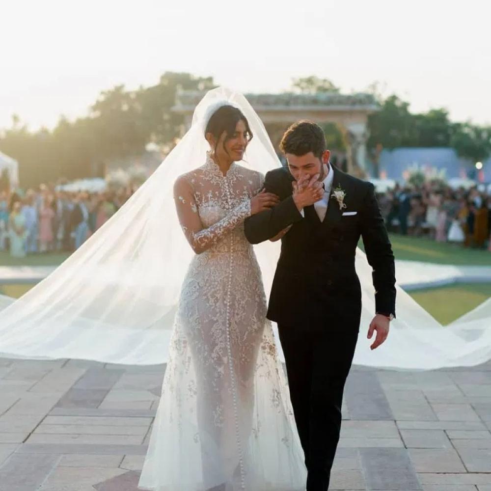 بريانكا بفستان زفاف أبيض فخلال احتفالات زفاف على المغني والممثل الأمريكي الشهير نيك جوناسNick Jonas