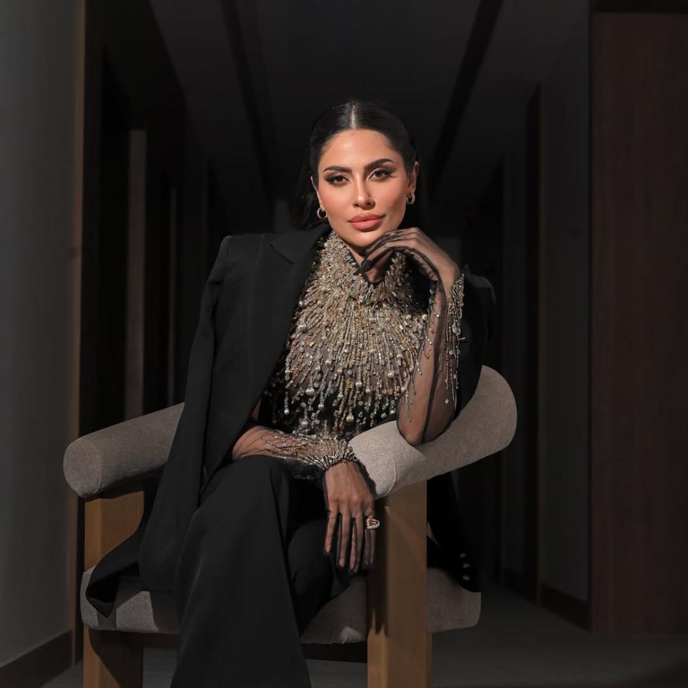 أناقة إلهام علي وقورة بطابع معاصر