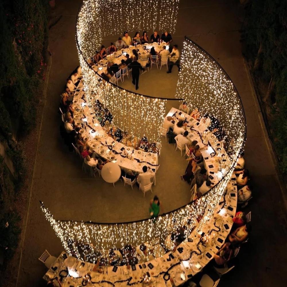 إضاءة ساحرة لحفل زفاف بسيط - الصورة من DWP Congress