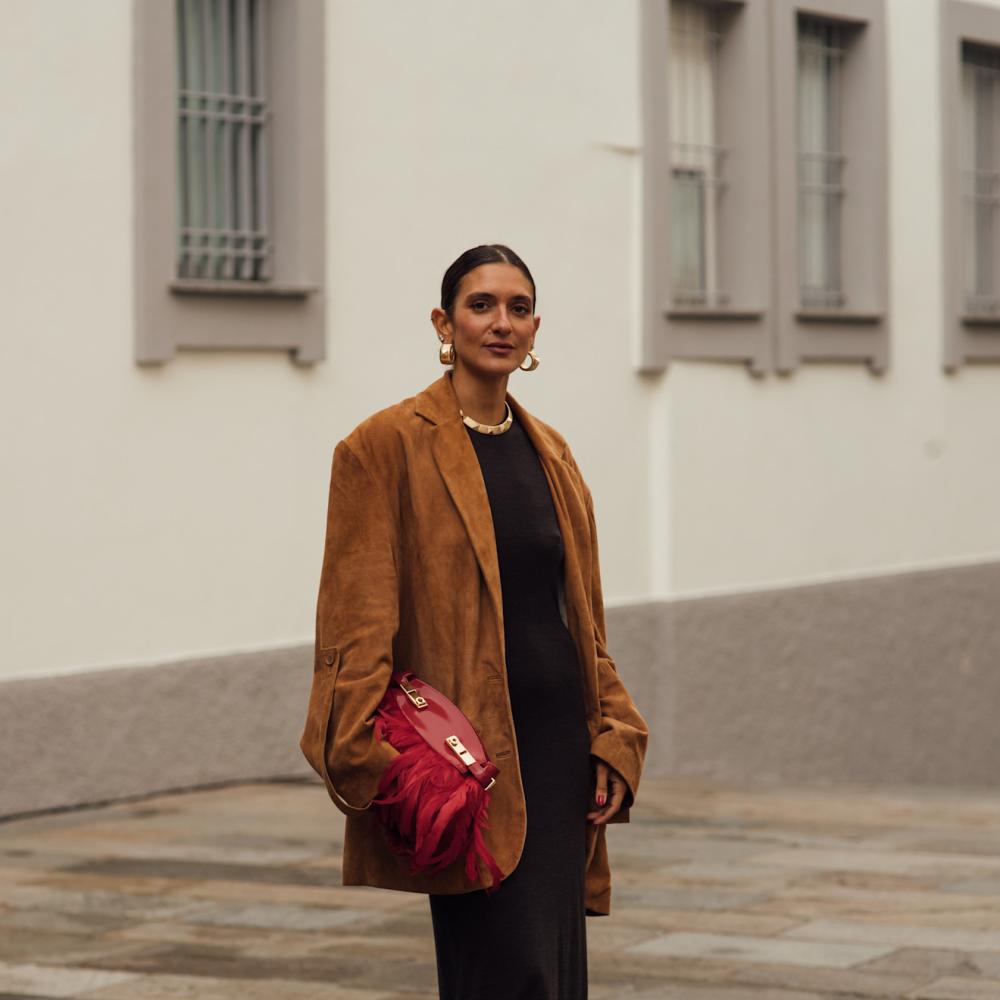 إطلالة بفستان طويل من شوارع ميلان