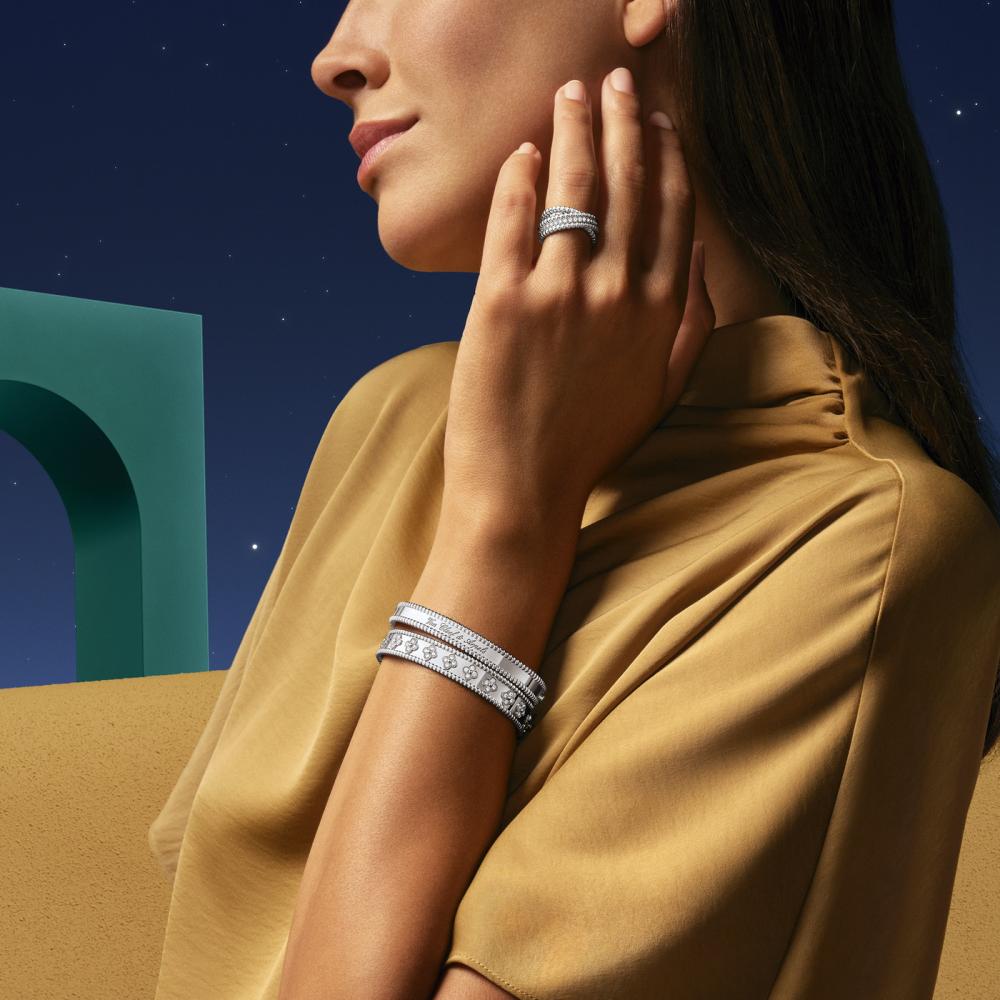 احتفاء دار Van Cleef & Arpels بشهر رمضان من خلال مجموعة Perlée وتعاون فني مع خال