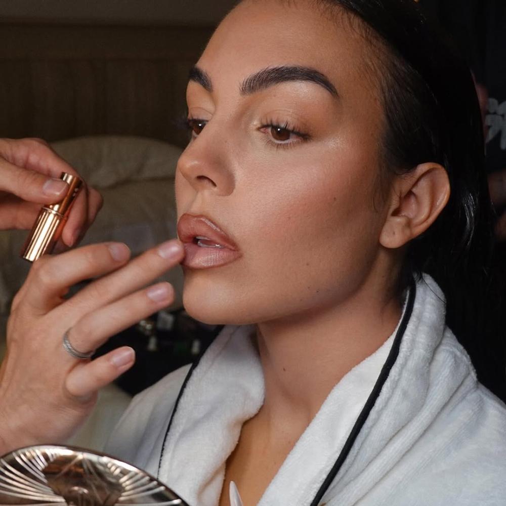 اطلالة Georgina Rodríguez برسمات المكياج البني مع الشفاه اللماعة