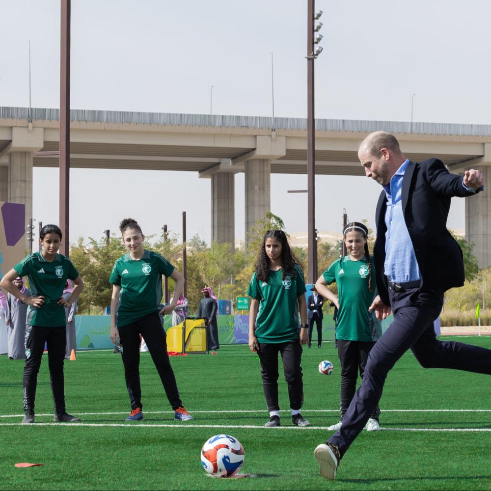 الأمير ويليام يلتقي فريق كرة قدم للفتيات في الرياض ويستعرض مهاراته في الألعاب الإلكترونية