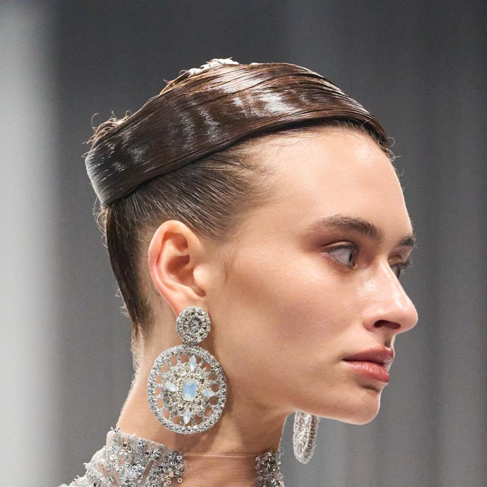 تسريحات الشعر المبلل العصري بأساليب متجددة