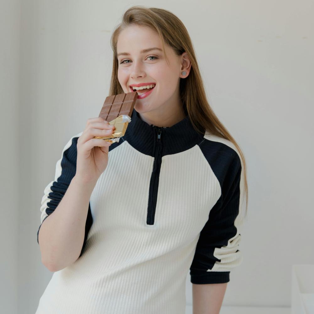 تناول الشوكولاته الداكنة يحسن الحالة المزاجية