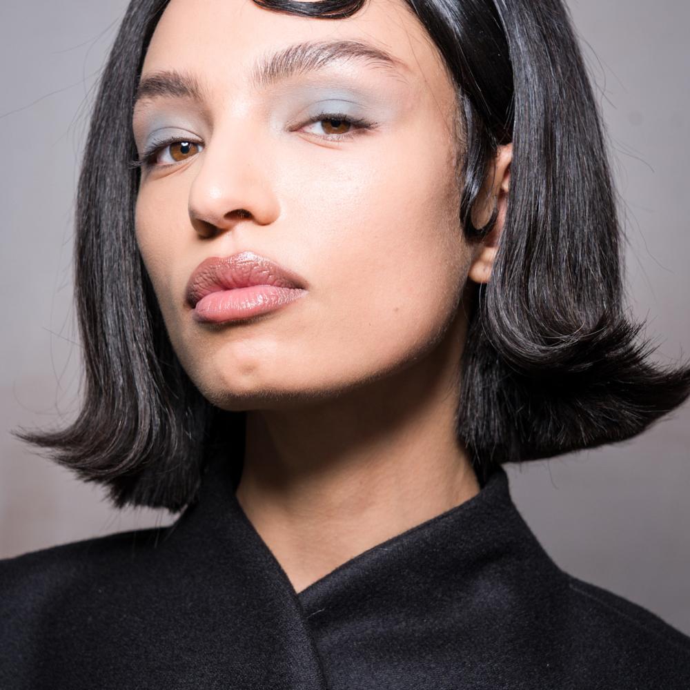 رسمات المكياج الملون بتدرجات زرقاء من دار Tolu Coker