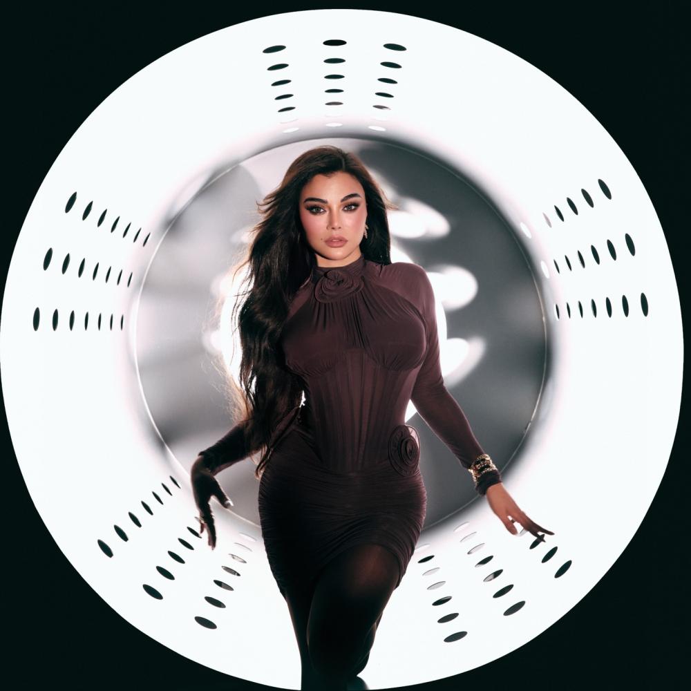 ساعات هيفاء وهبي الفخمة في باريس محط اهتمام الجمهور