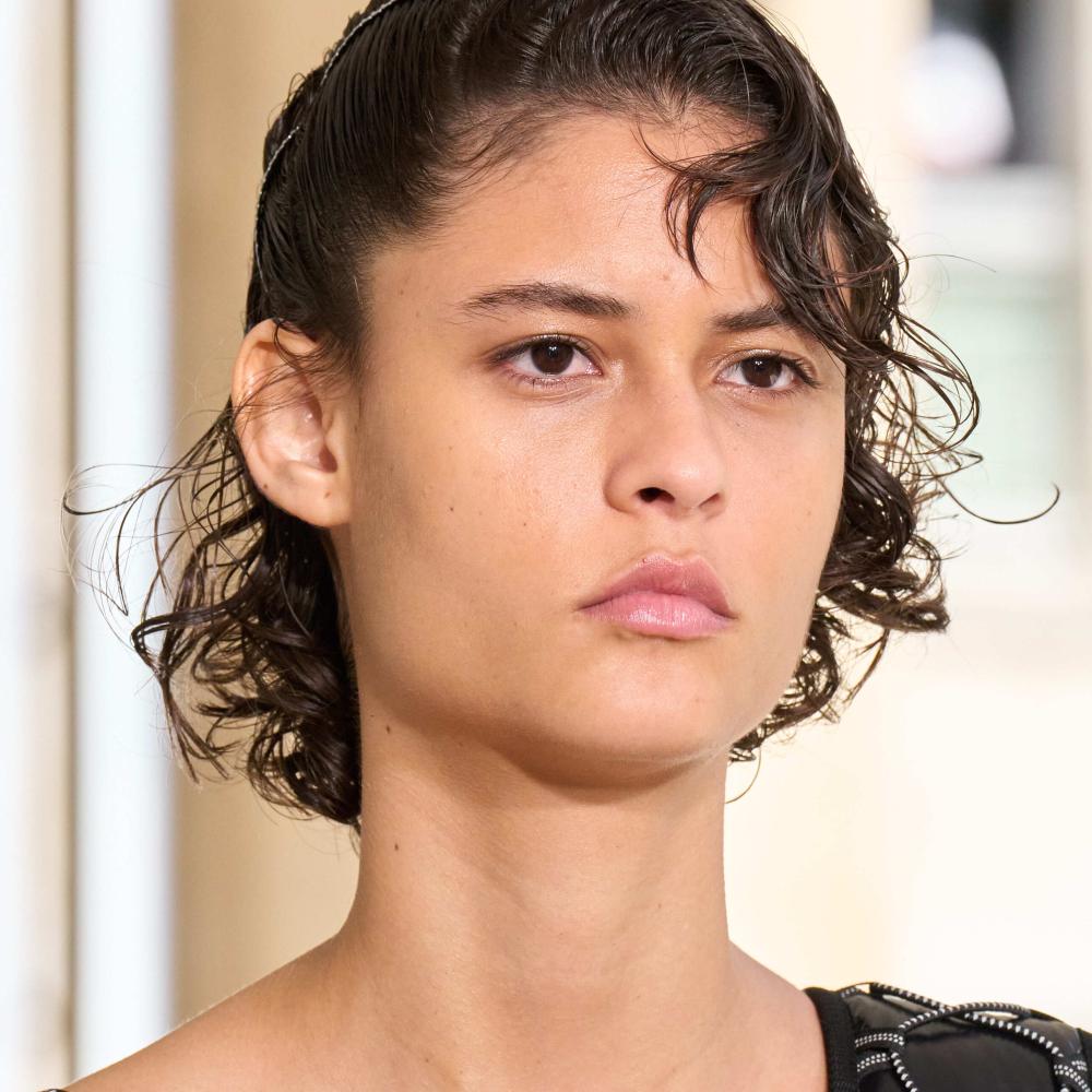 الدكتور طلال عبد الرحيم حمض الأزيليك علاج فعّال وآمن للقضاء على آثار الحبوب والتصبغات بهذه الخطوات