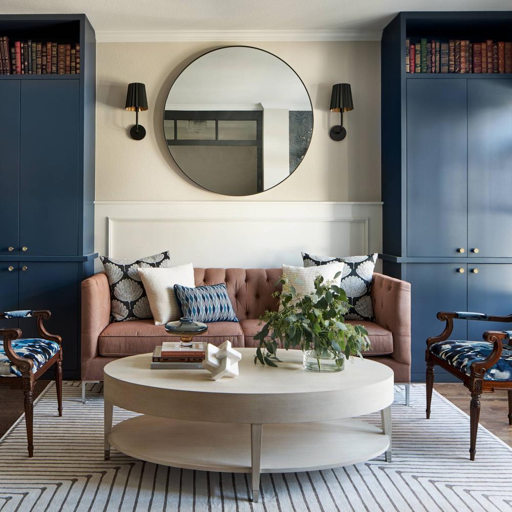 في 2025، أقبل الناس على اعتماد النقوش الزهرية بكثافة في غرف المعيشة