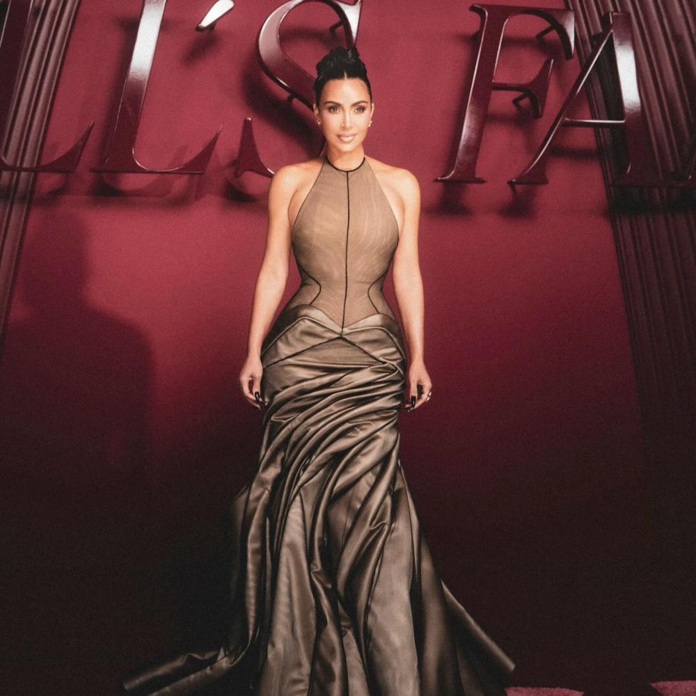  كيم كارداشيان بإطلالات جريئة وتصاميم المجوهرات تخطف الأنظار