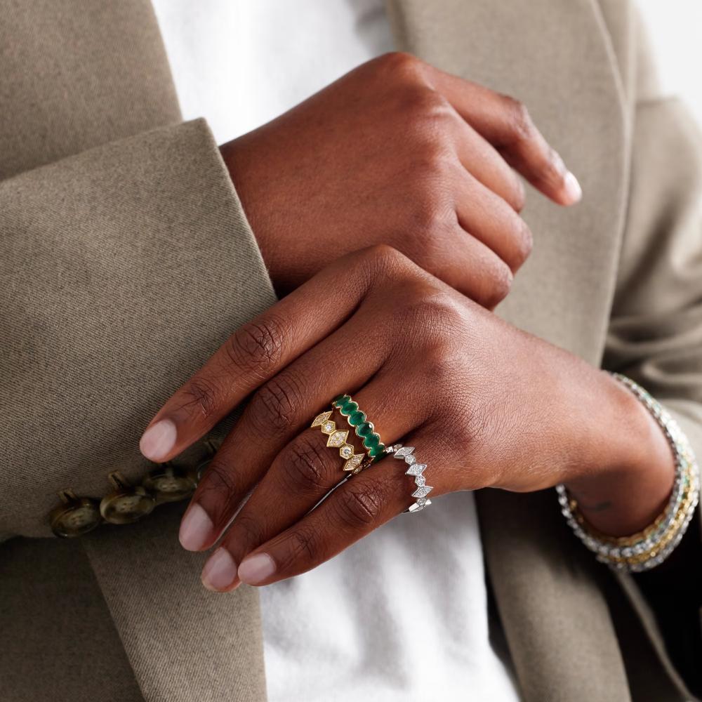 مجوهرات مرصعة بالأحجار الخضراء احتفاءً بشهر رمضان الكريم