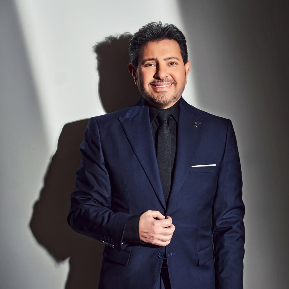 هاني شاكر يغني جالسا في حفله الأخير