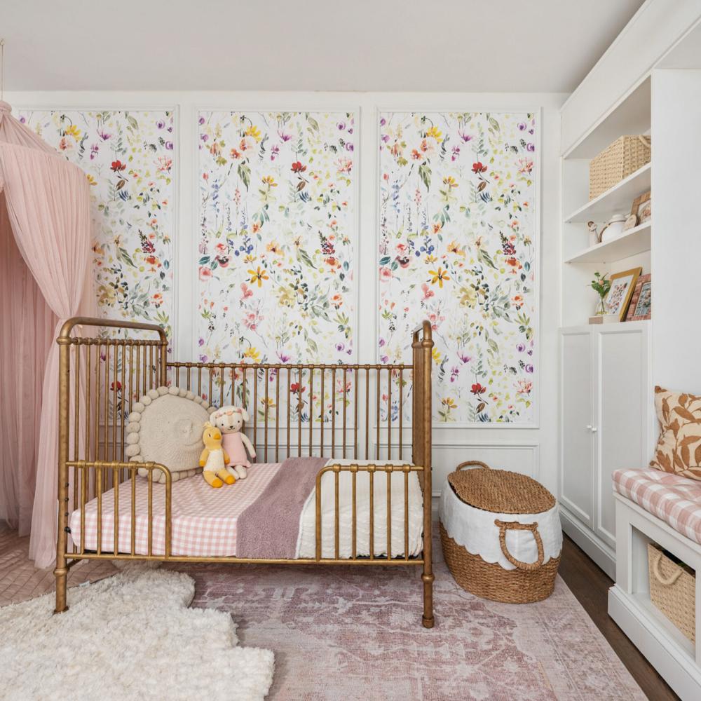 ورق الجدران داخل القوالب الجدارية يمنح المساحات مظهرًا كلاسيكيًا راقيًا