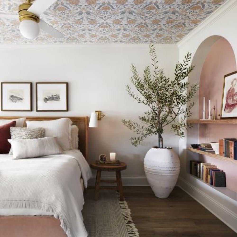 يخلق السقف المزين بورق الجدران نقطة محورية مريحة للعين