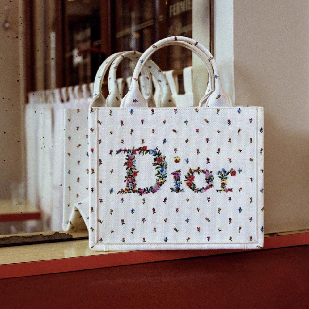 ابتكارات "جوناثان أندرسون" لدار ديور تحتفي بعيد الحب