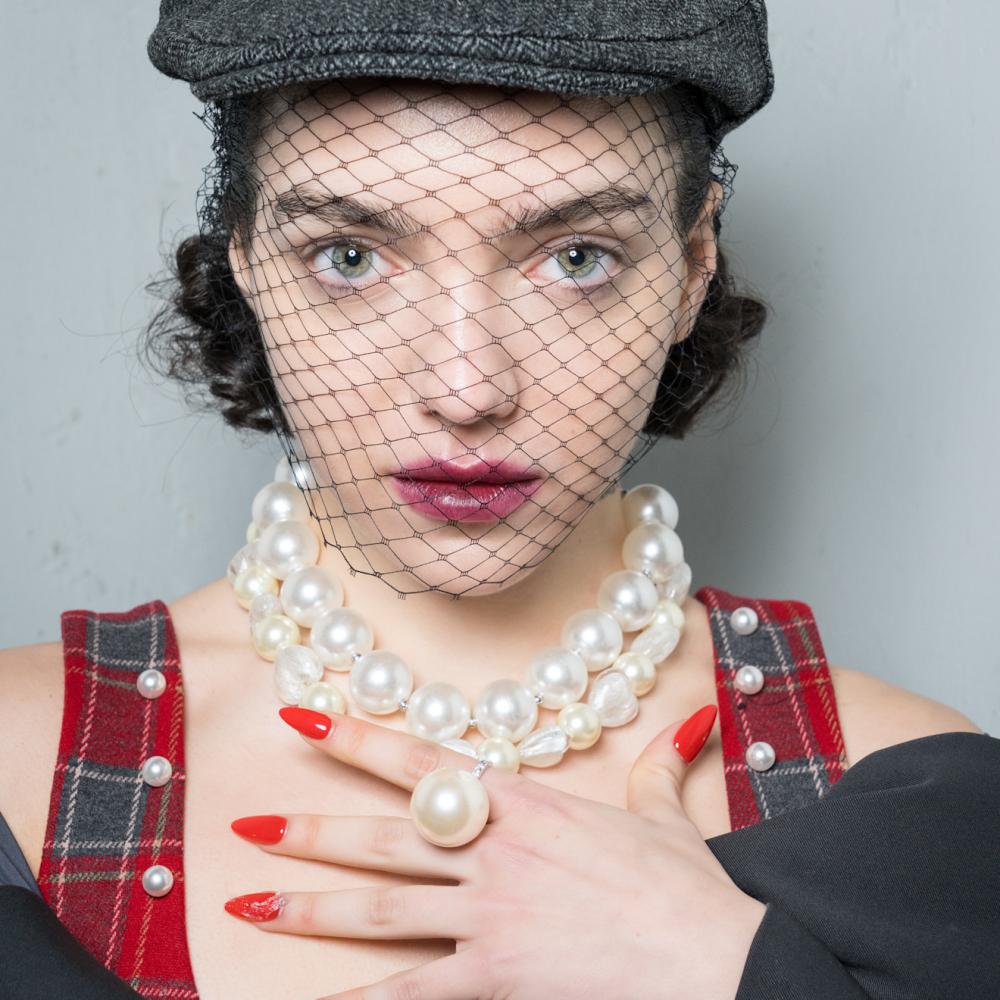 ألوان مناكير حمراء فاتحة من وحي دار Gorey