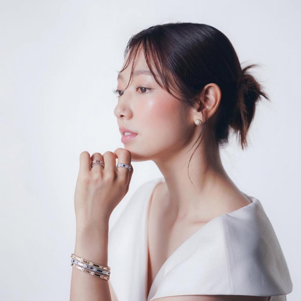  النجمة الكورية بارك شين هاي ذات البشرة الزجاجية تجسد فلسفة الجمال الكوري على أرض الواقع