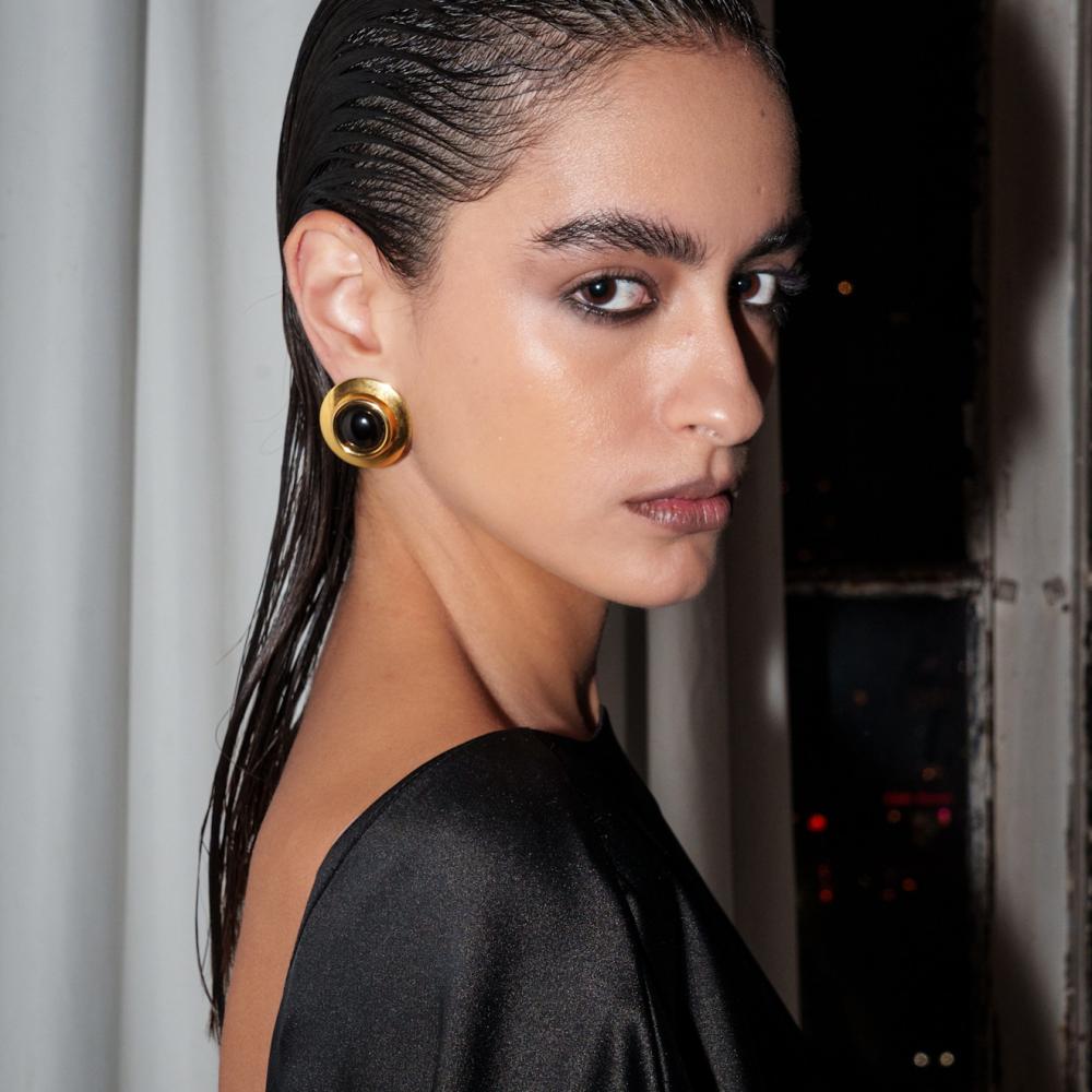 تسريحات الشعر المبلل مع الخصل الهندسية  من دار Christian Cowan