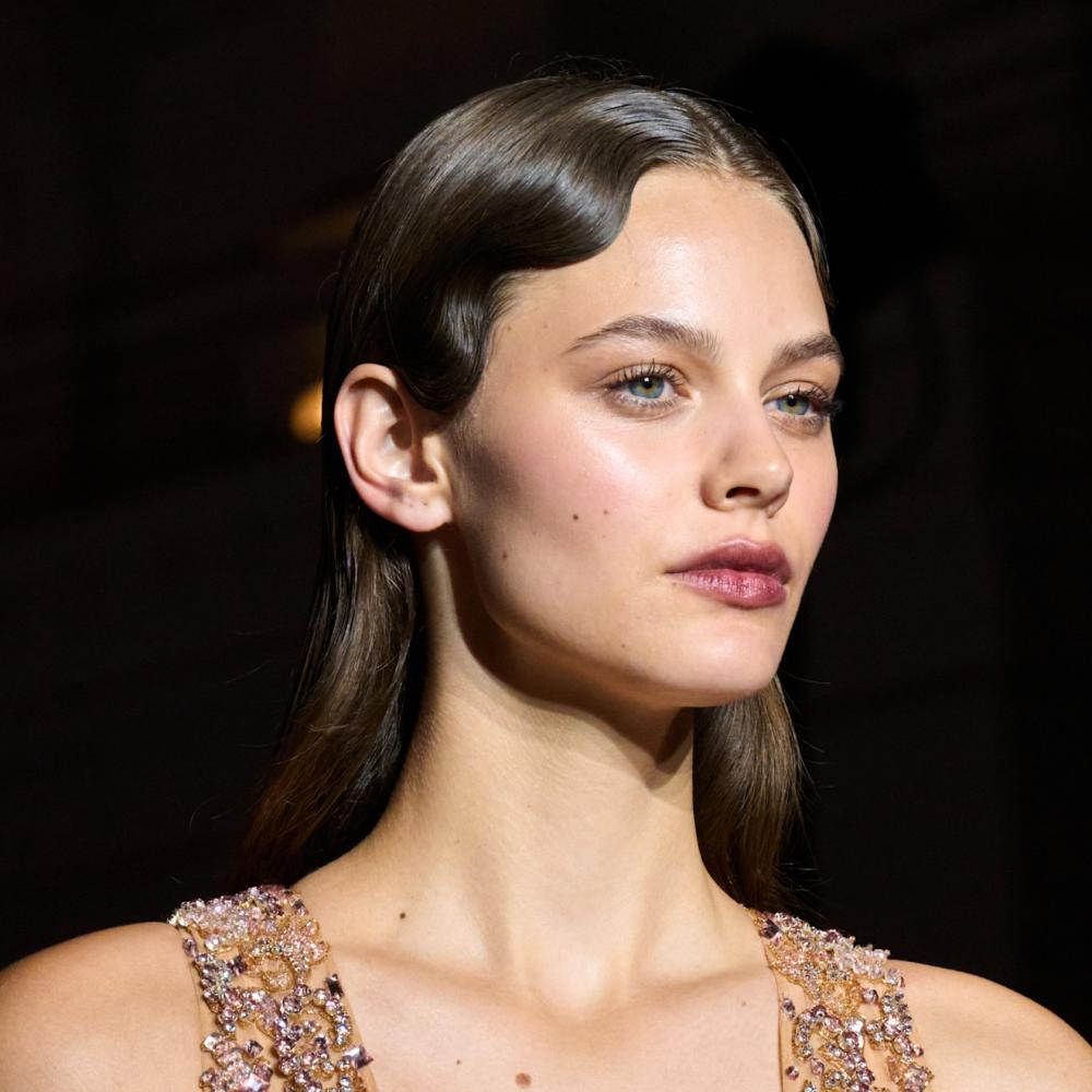 تسريحات الشعر المصفصفة والمبللة مع الغرةبأسلوب Zuhair Murad