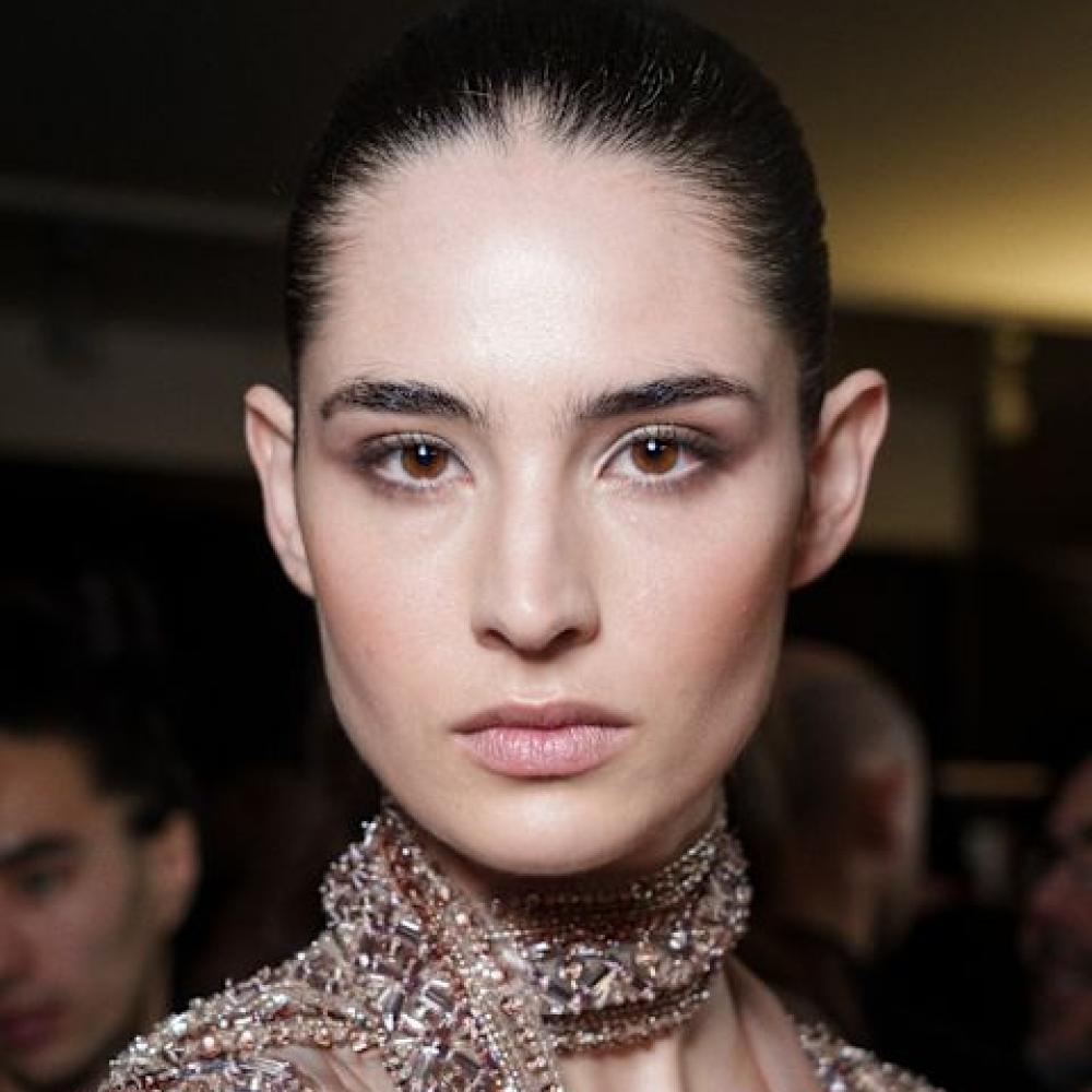 عارضة دار ايلي صعب