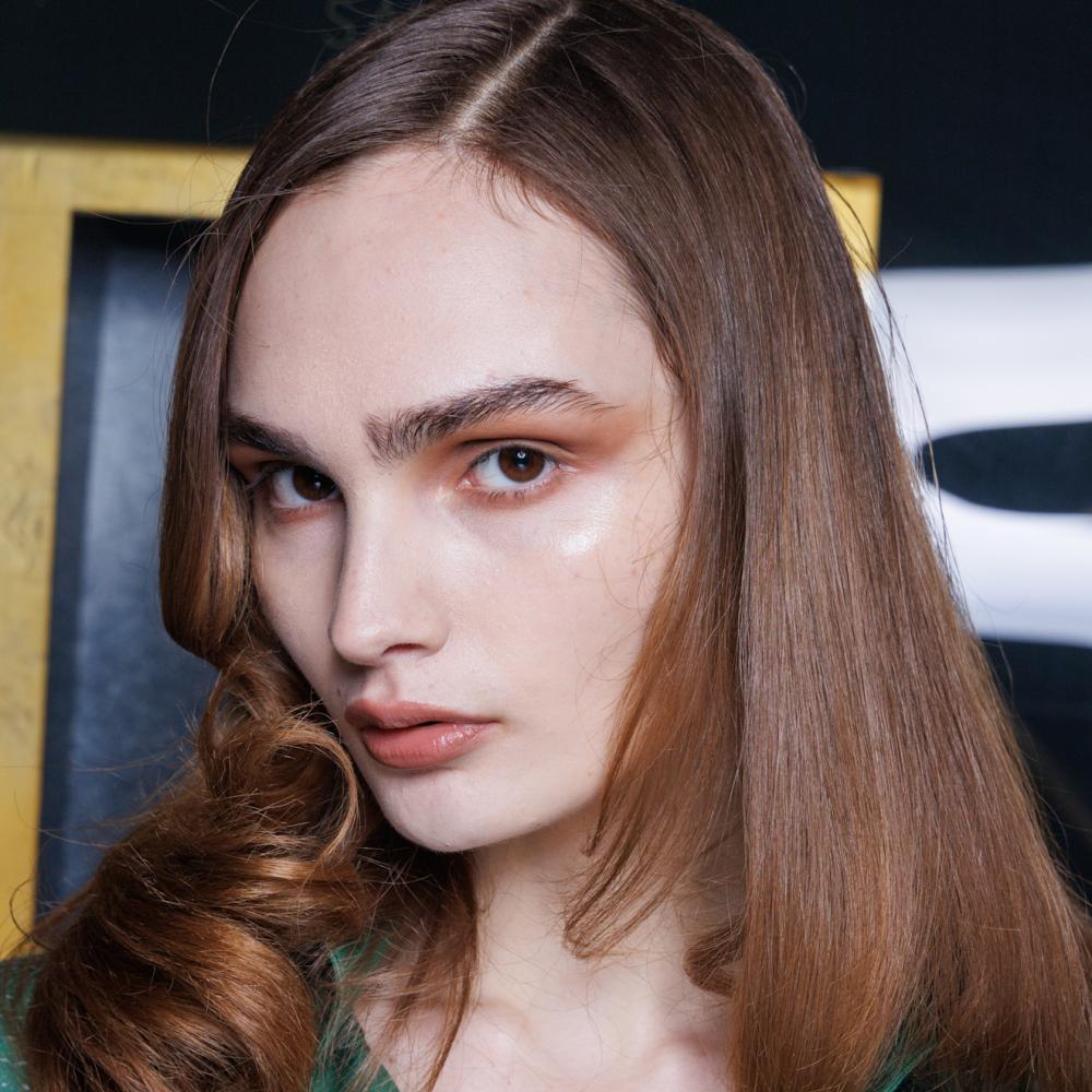 علاج فراغات الحواجب بطرق طبيعية من دار Conner Ives