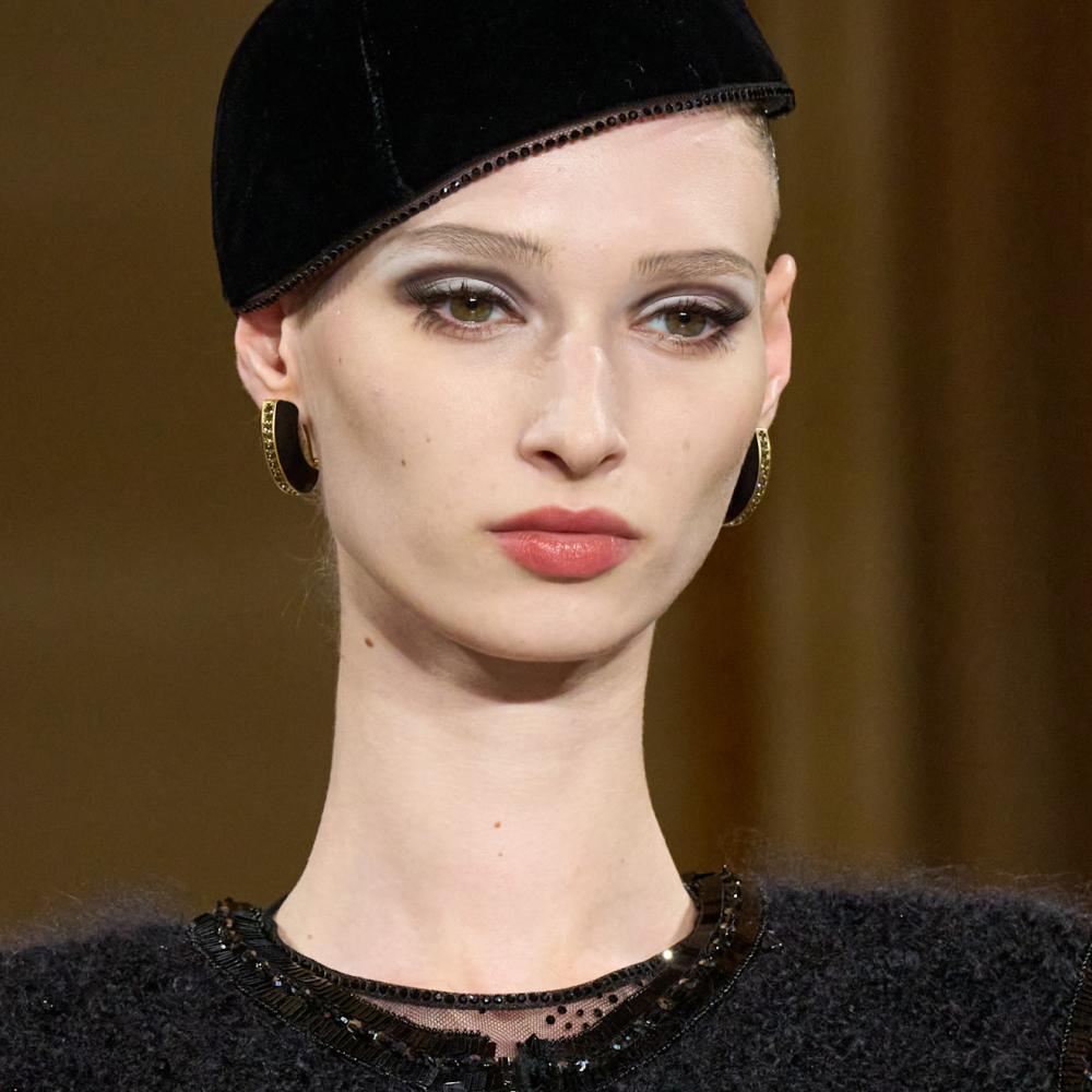 مكياج فضي داكن مع الظلال السوداء من دار Giorgio Armani Privé