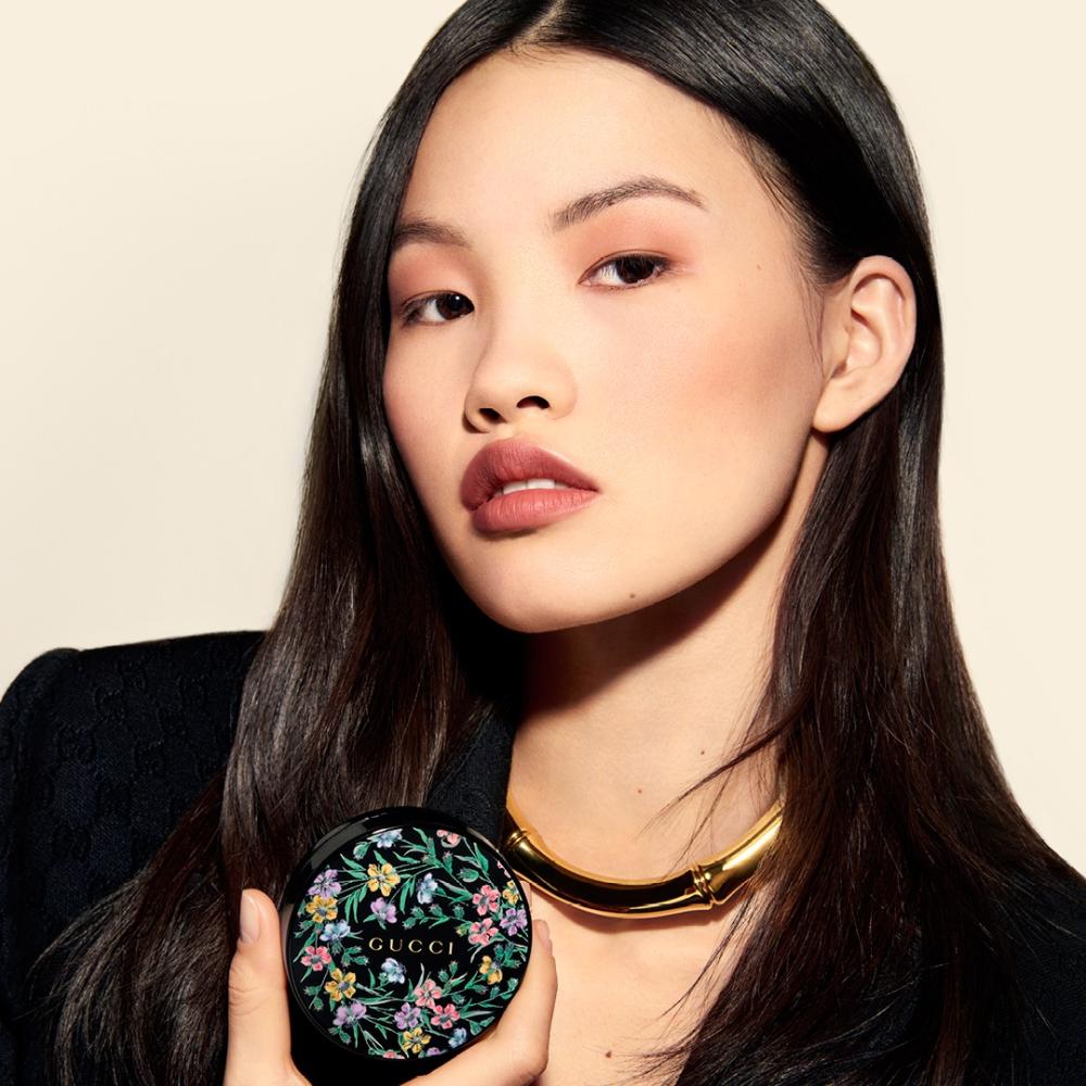 1 رئيسية يعيد كريم الأساس Gucci Éternité de Beauté Cushion تعريف الجمال بتركيبة تجمع بين الفعالية والعناية بالبشرة.