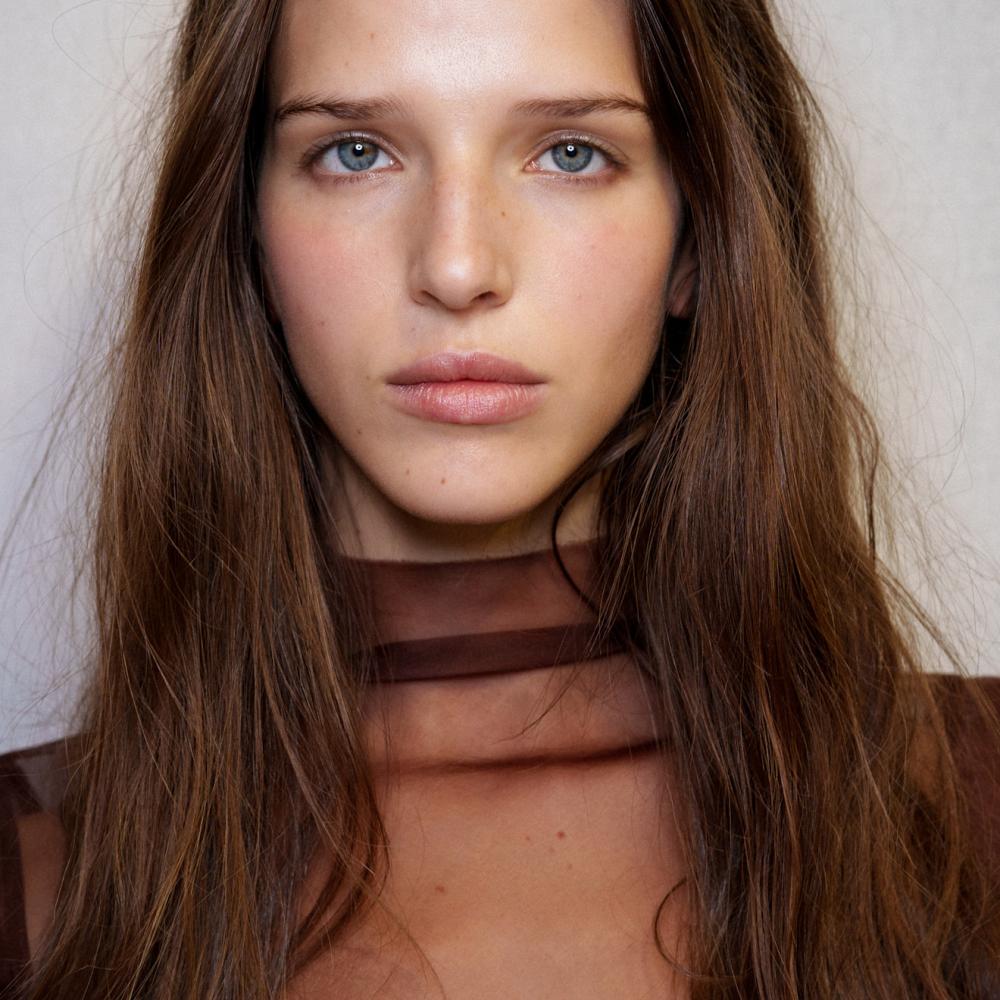 أفضل بخاخات الشعر لتكثيفه وتعطيره ومنحه لمعاناً صحياً