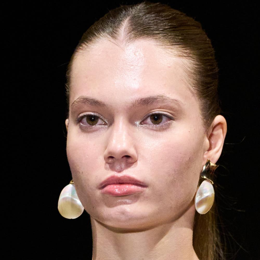 البشرة أول خطوات التقدير الذاتي: أسرار إشراقة يومية بلا مجهود