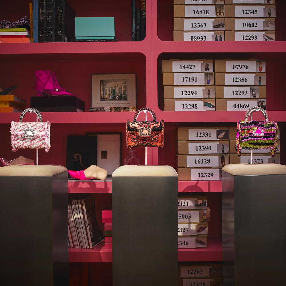 روجيه ڤيڤييه تطلق مجموعة القطع الفريدة وكتابها الجديد