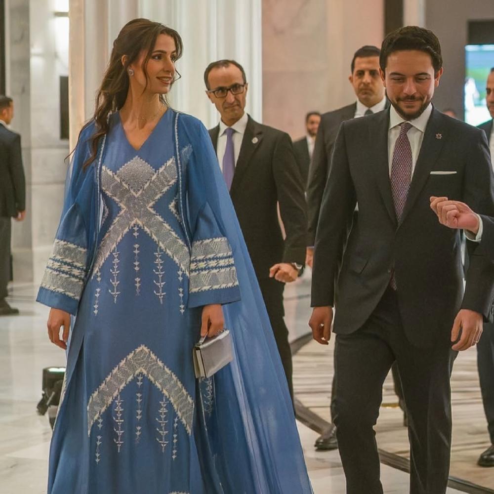 إطلالة مميّزة للأميرة رجوة برفقة زوجها الأمير حسين