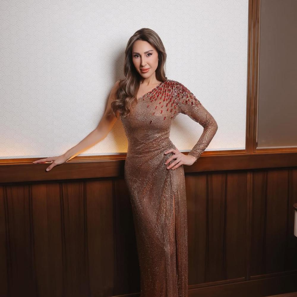 ورد الخال بإطلالة الفستان البرونزي بتوقيع أنطوان القارح