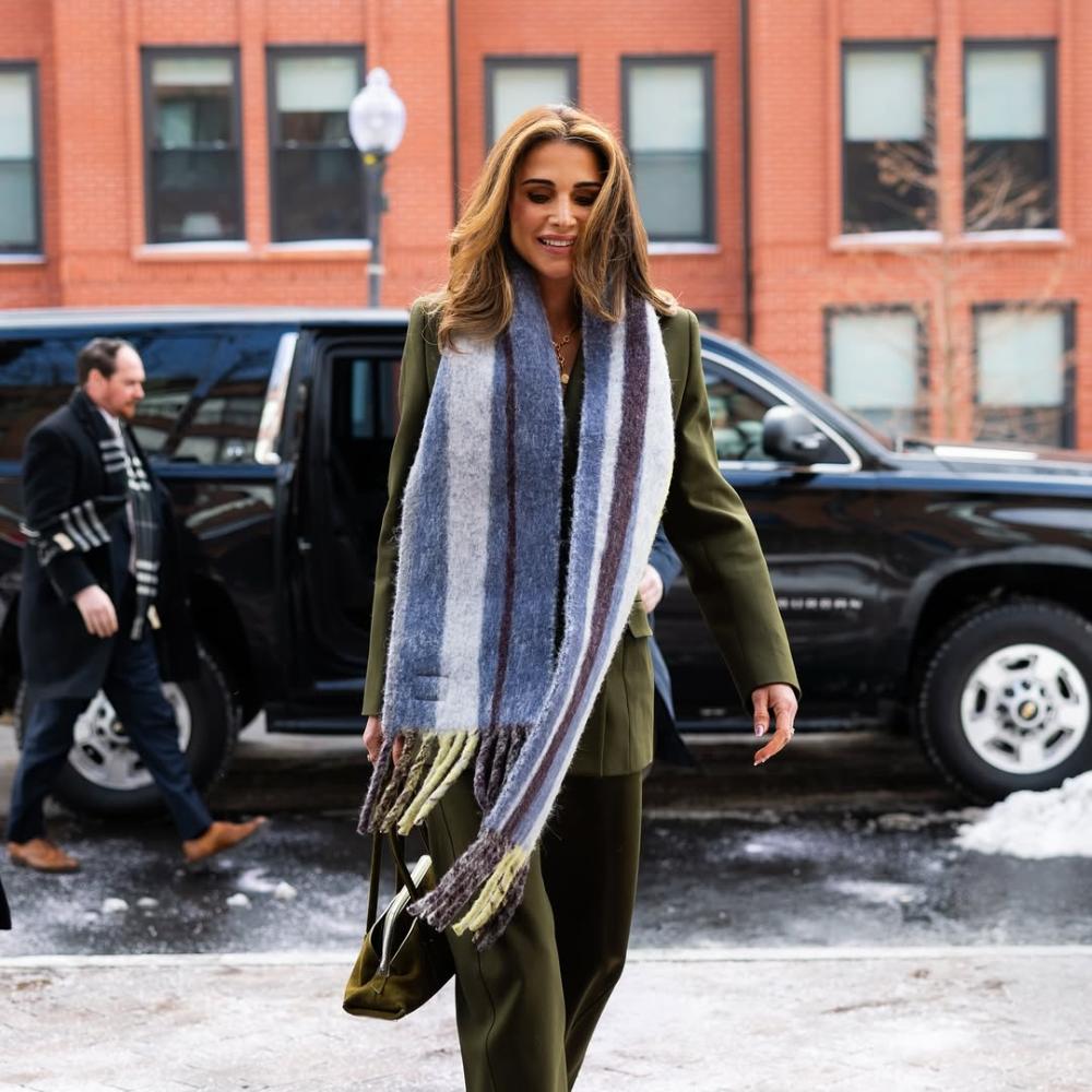 إطلالة ملكية راقية للملكة رانيا 