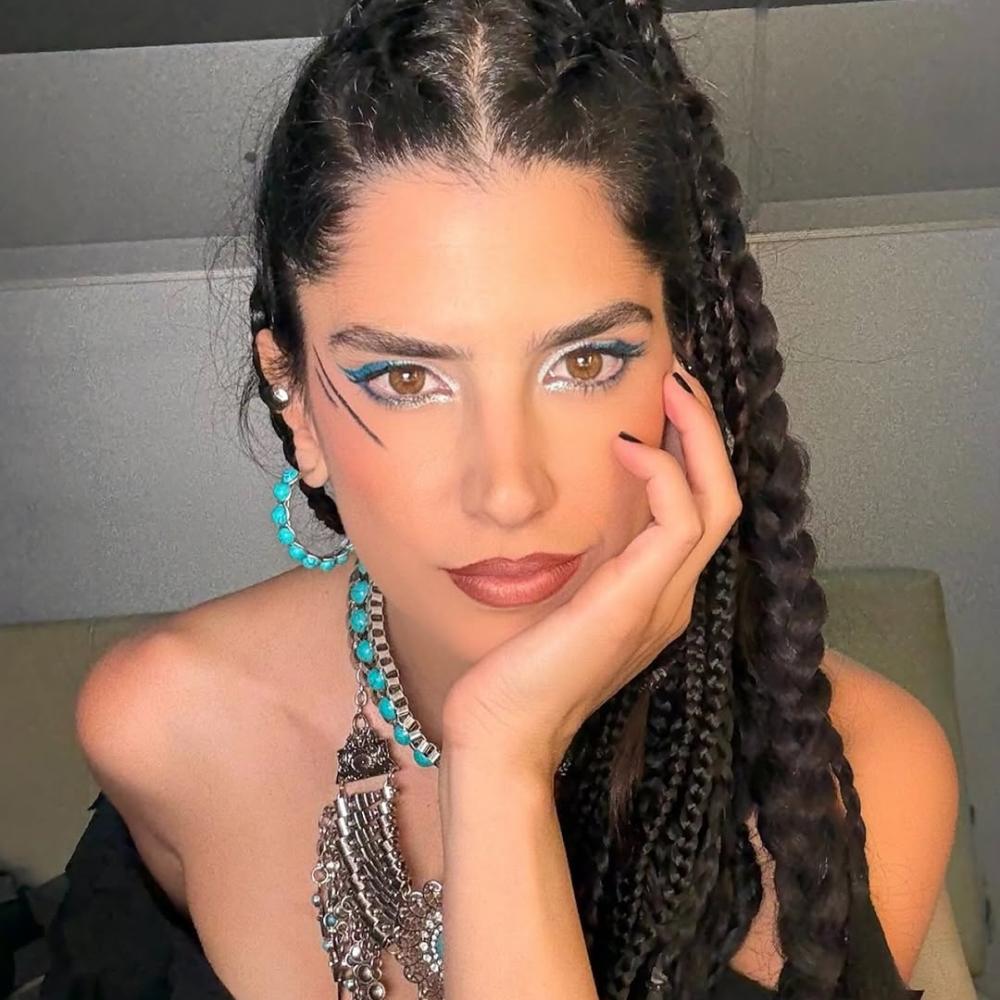 تفاصيل اطلالة كارمن بصيبص بستايل جمالي فرعوني في كواليس فيلم "إن غاب القط"