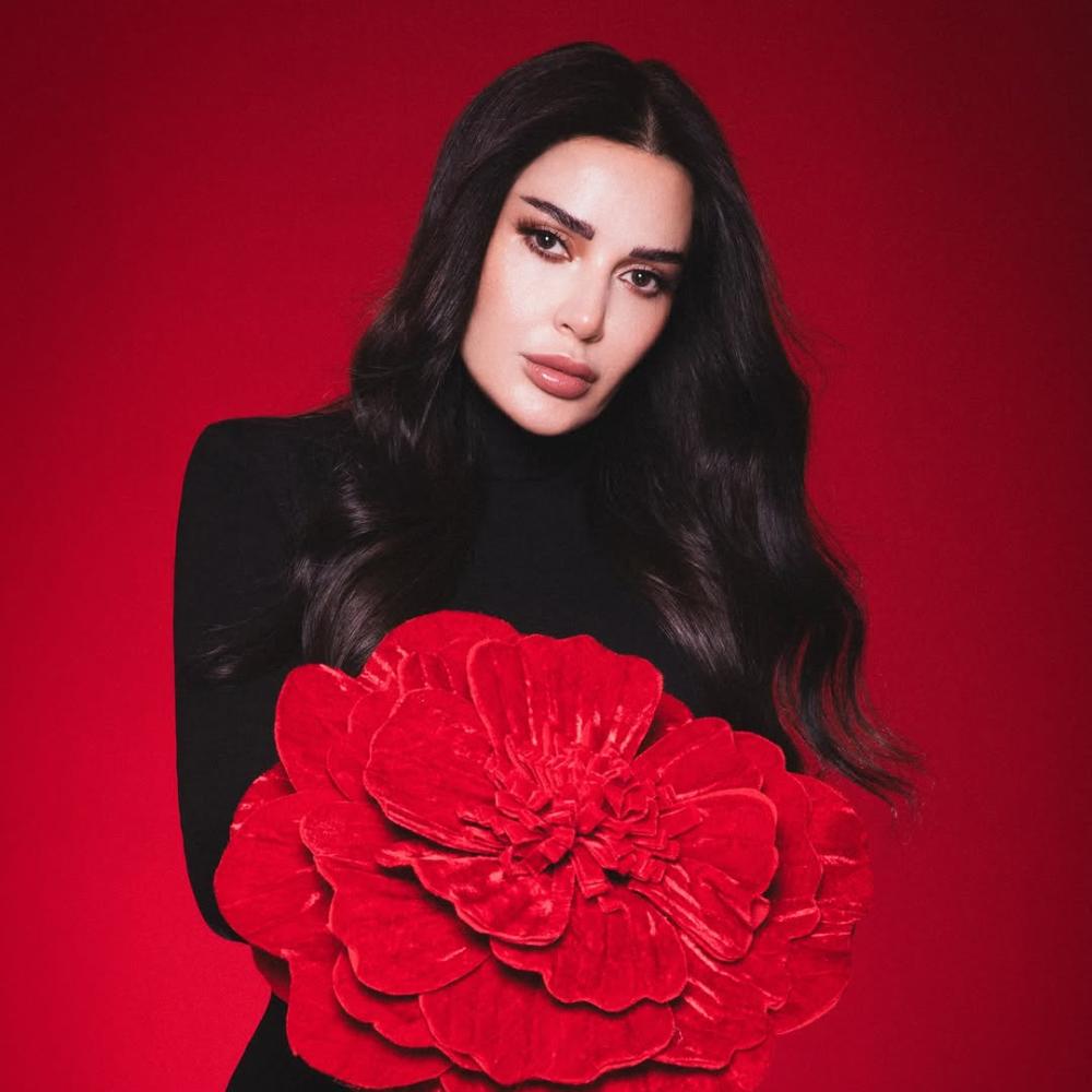 جمال النجمات في عيد الحب.. لمسات رومانسية بين البرونزي الناعم والشعر الويفي