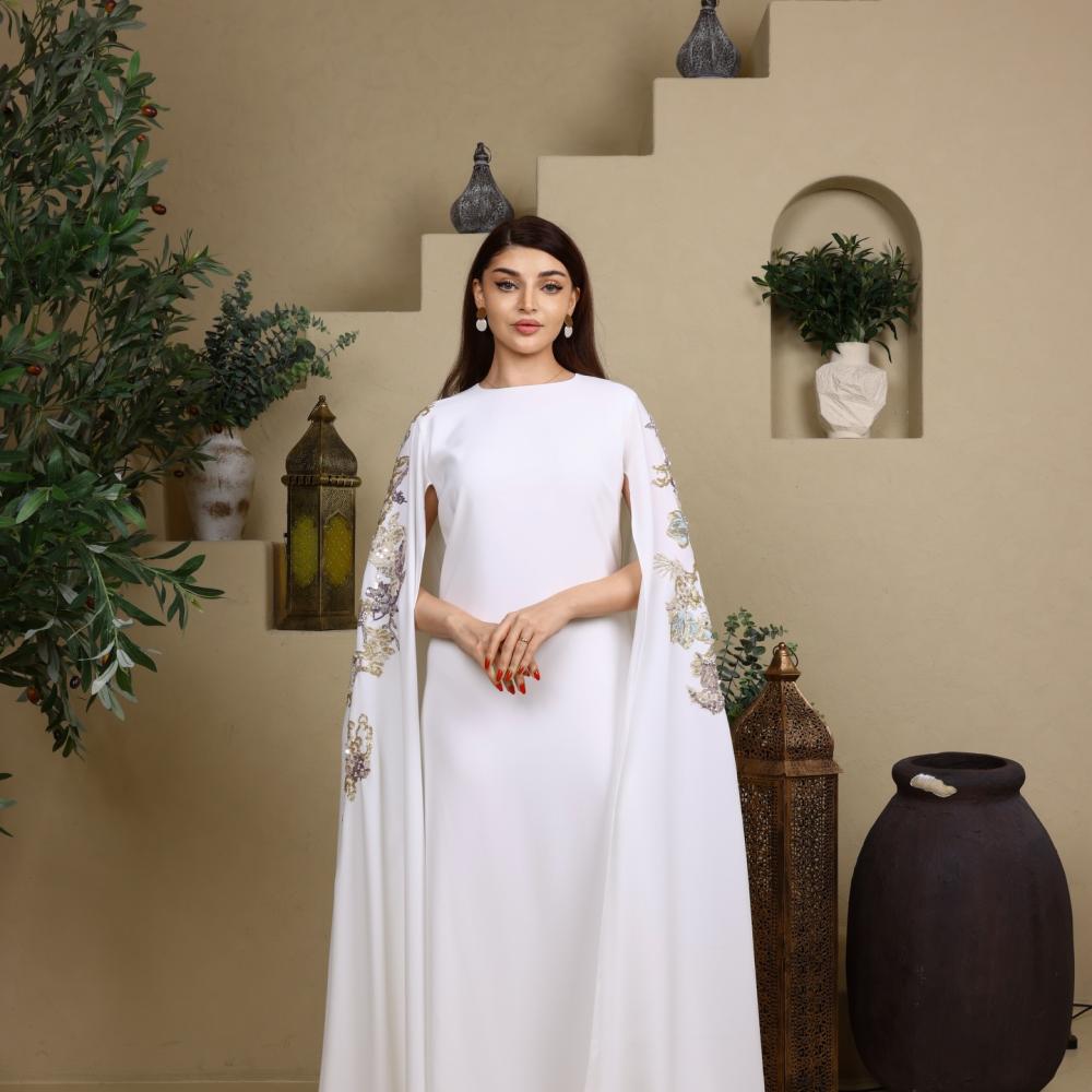 Abayat Jadayelعباءة بيضاء مع أكمام مفتوحة وطويلة من