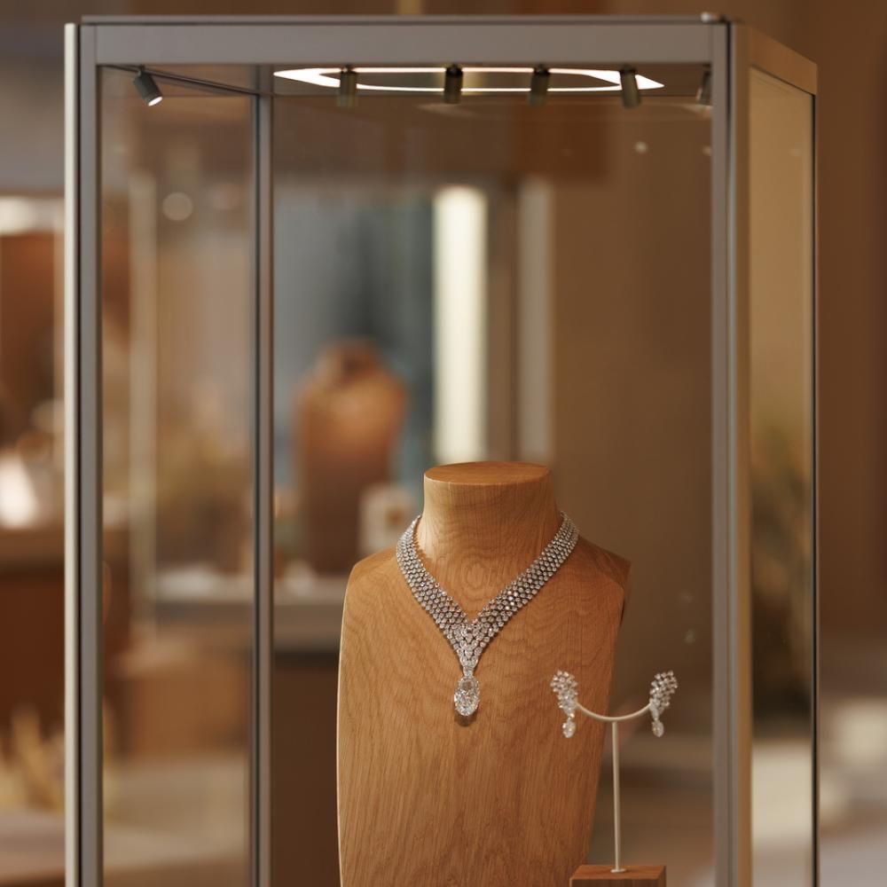 كارتييه تكشف عن معرض "آن إيكيليبر" للمجوهرات الفاخرة في دبي