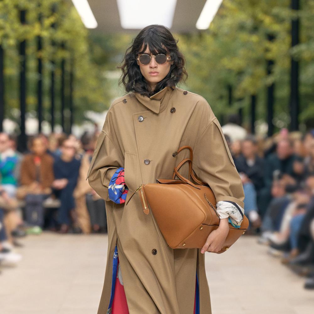 ترانش من ‏Céline‏ بلمسة معاصرة تتجسد ببطانته الملونة