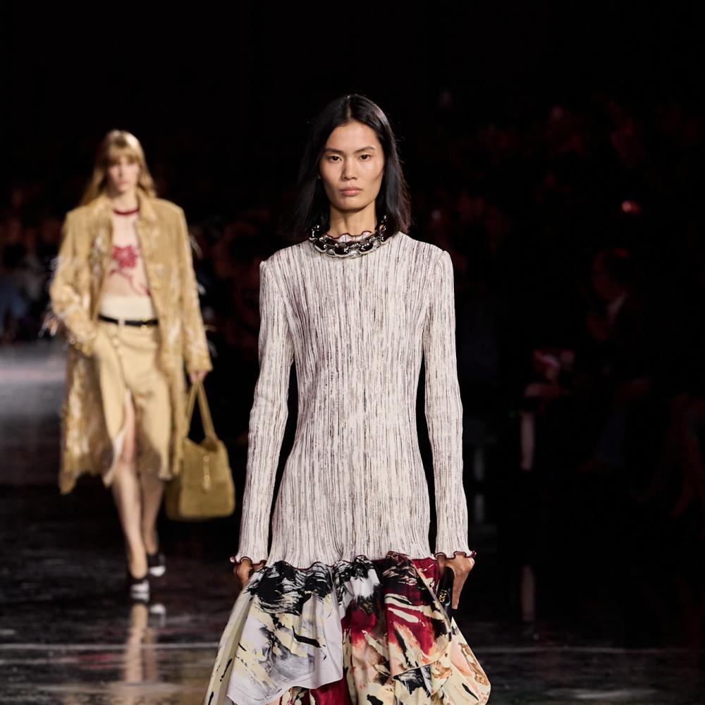  التنانير الكشكش من أساسيات إطلالة البوهيمية Chanel