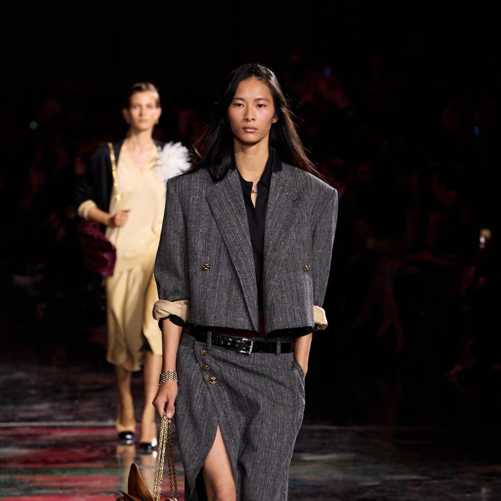 تنورة كلاسيكية بلمسة عصرية من Chanelمن مجموعة الأزياء الجاهزة لربيع وصيف 2026