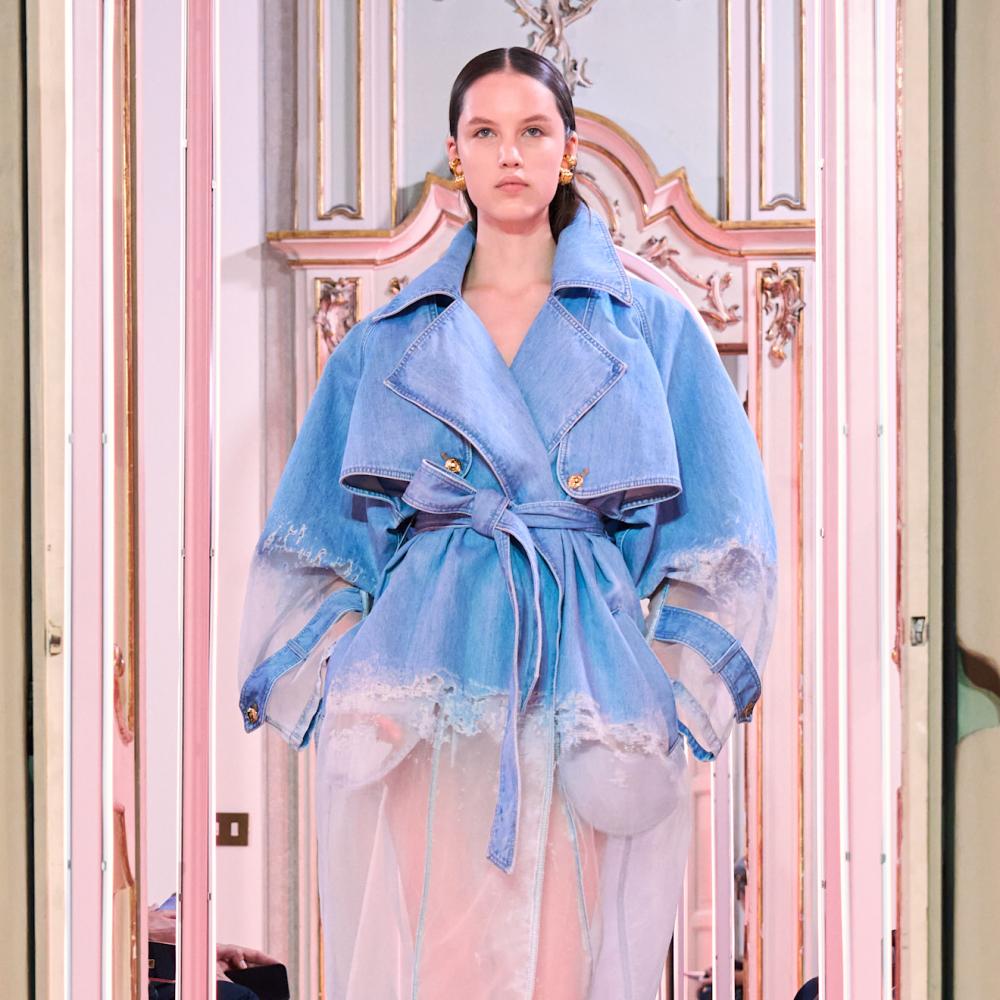 إطلالة من  Elisabetta Franchi